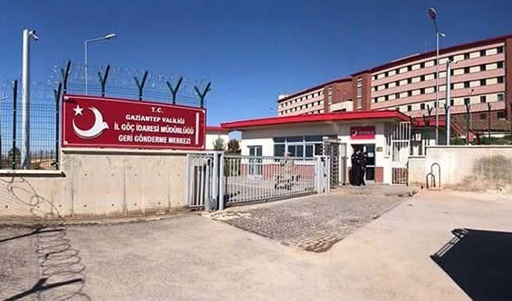 Geri Gönderme Merkezi’nde zehirlenme şüphesi: 56 kişi hastaneye kaldırıldı