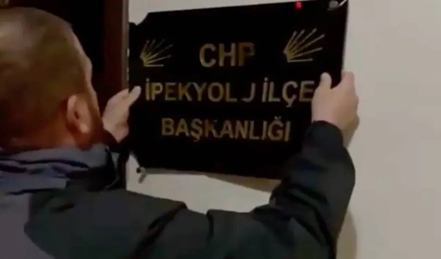 İmralı kararı sonrası CHP ilçe binasına saldırı: Hiç heveslenmesinler