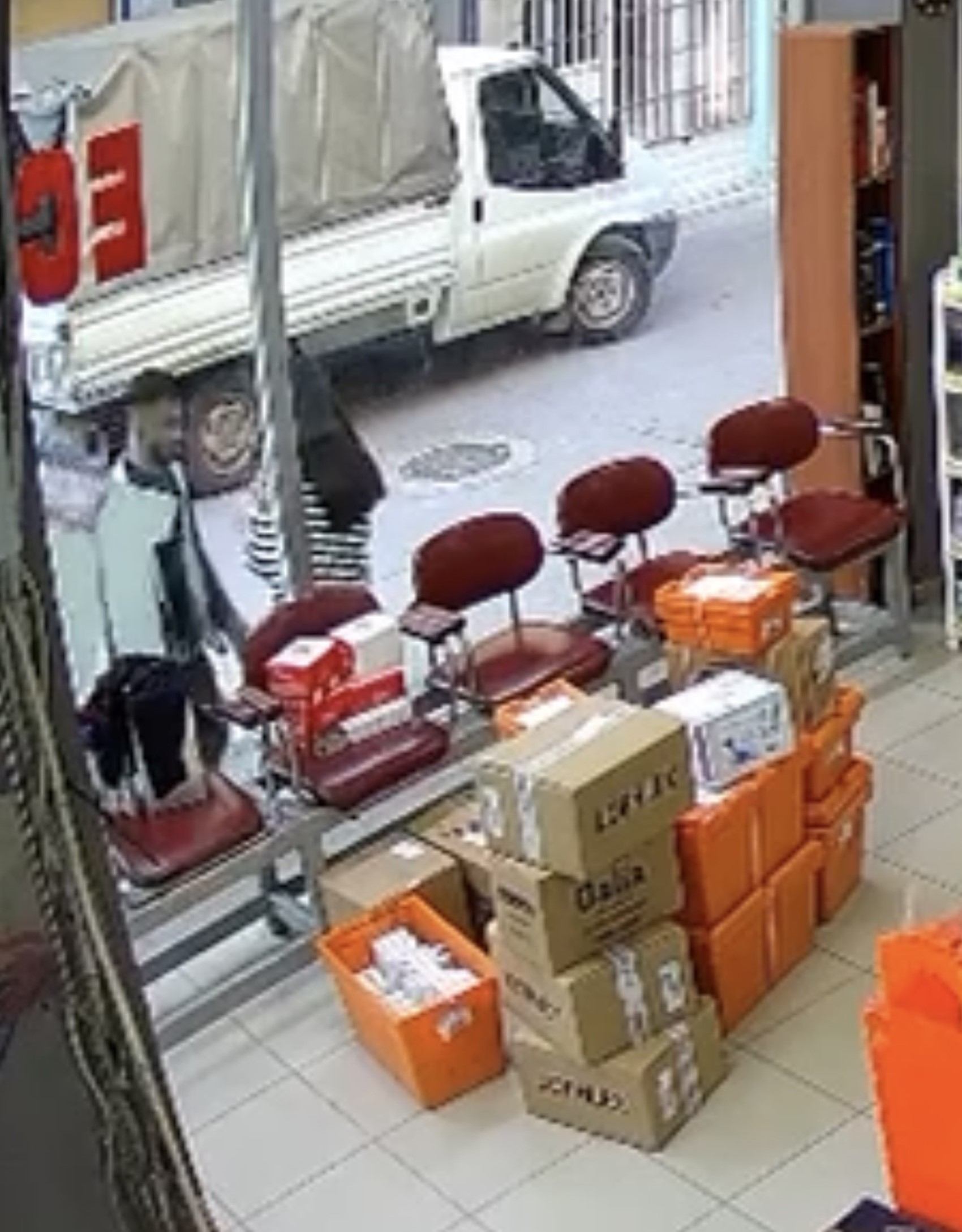 Hava almak için dışarı çıkan eczacının üzerine atladı: Çıplak sandım