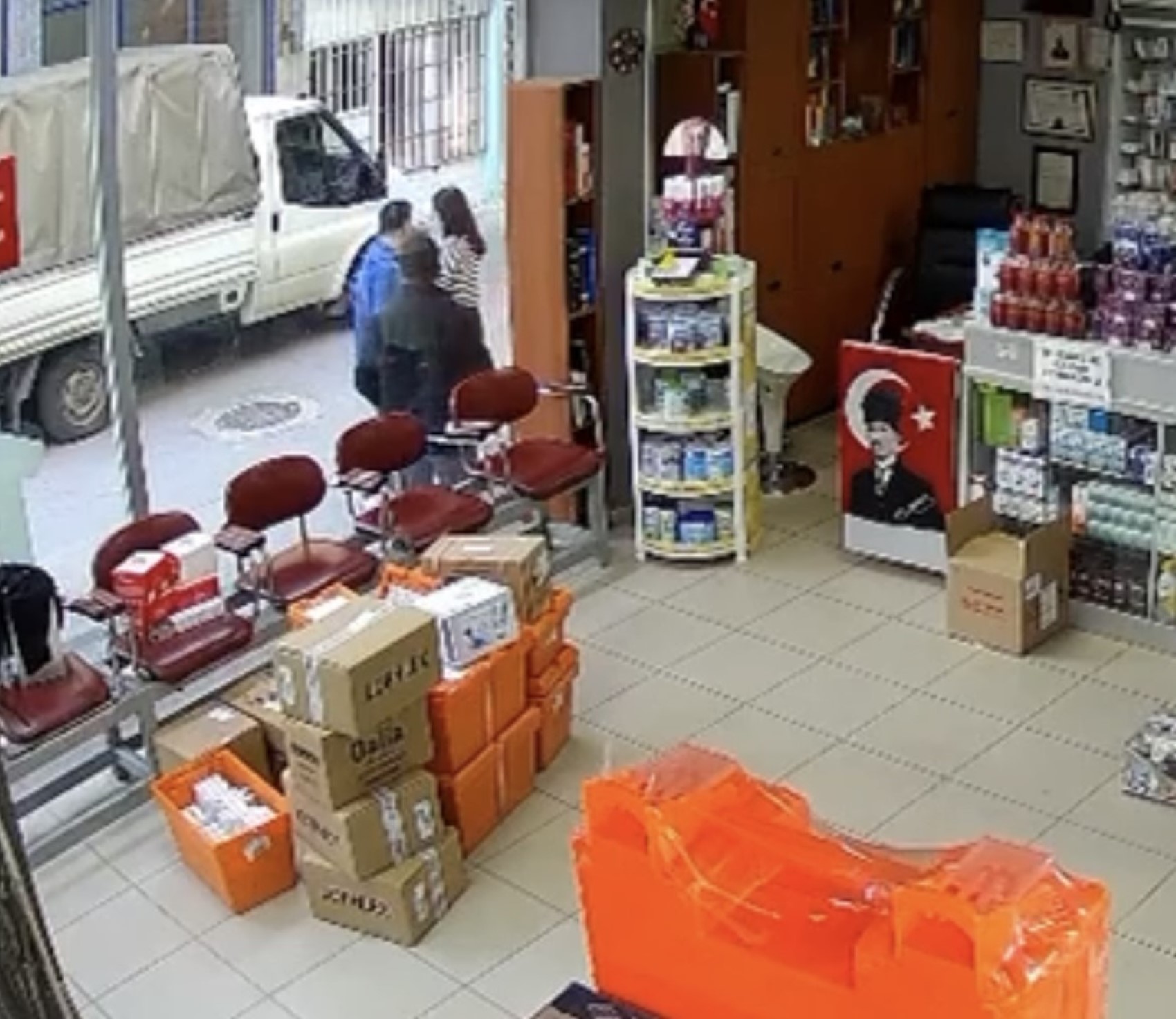 Hava almak için dışarı çıkan eczacının üzerine atladı: Çıplak sandım