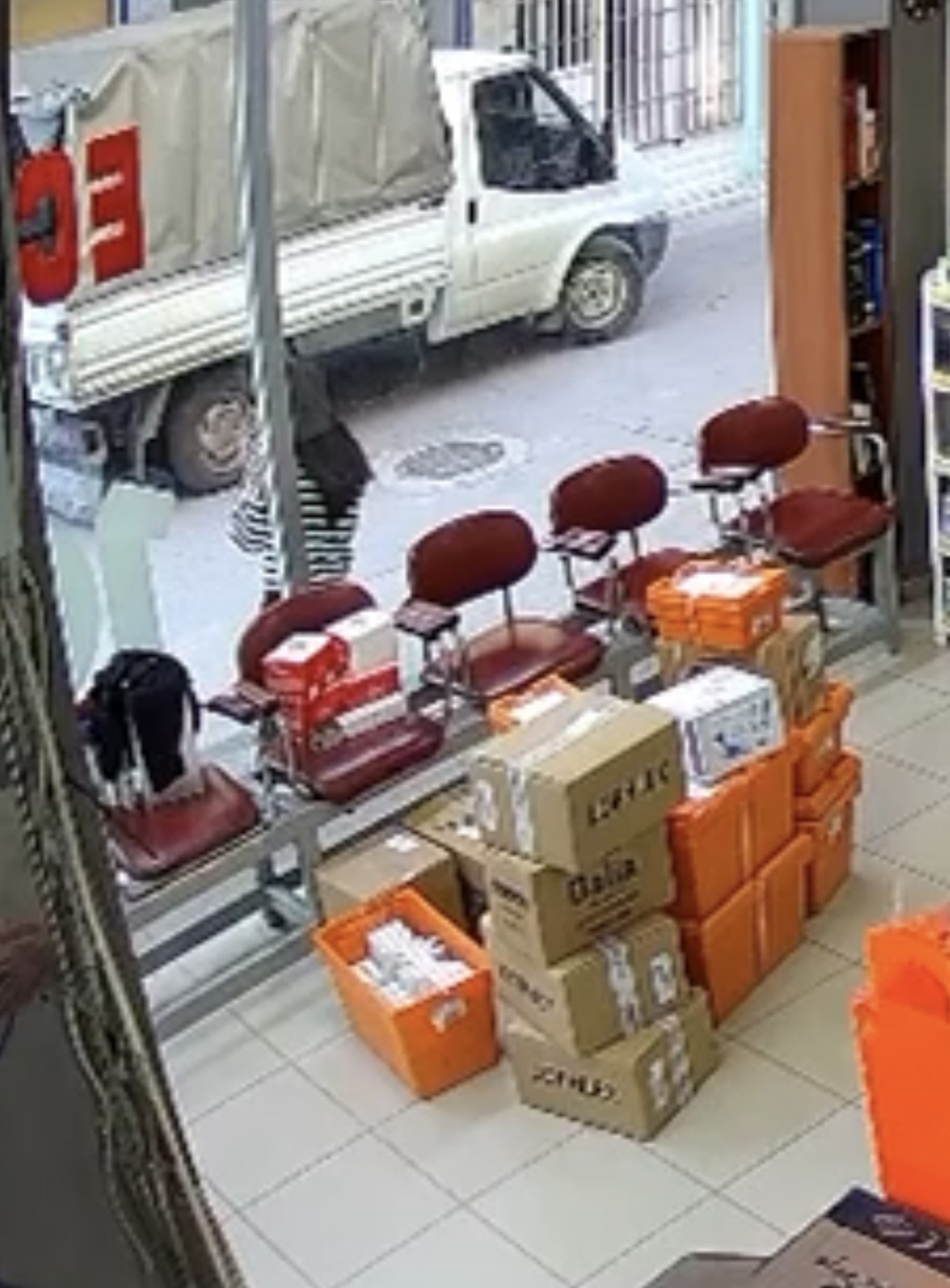 Hava almak için dışarı çıkan eczacının üzerine atladı: Çıplak sandım