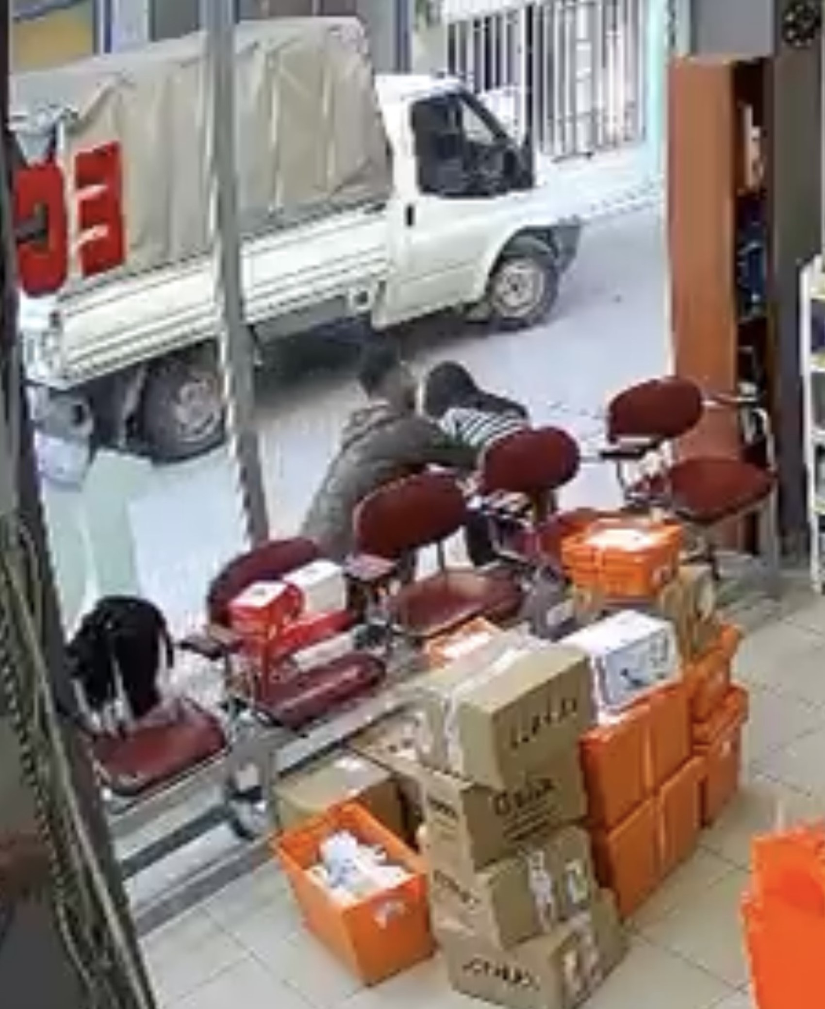 Hava almak için dışarı çıkan eczacının üzerine atladı: Çıplak sandım