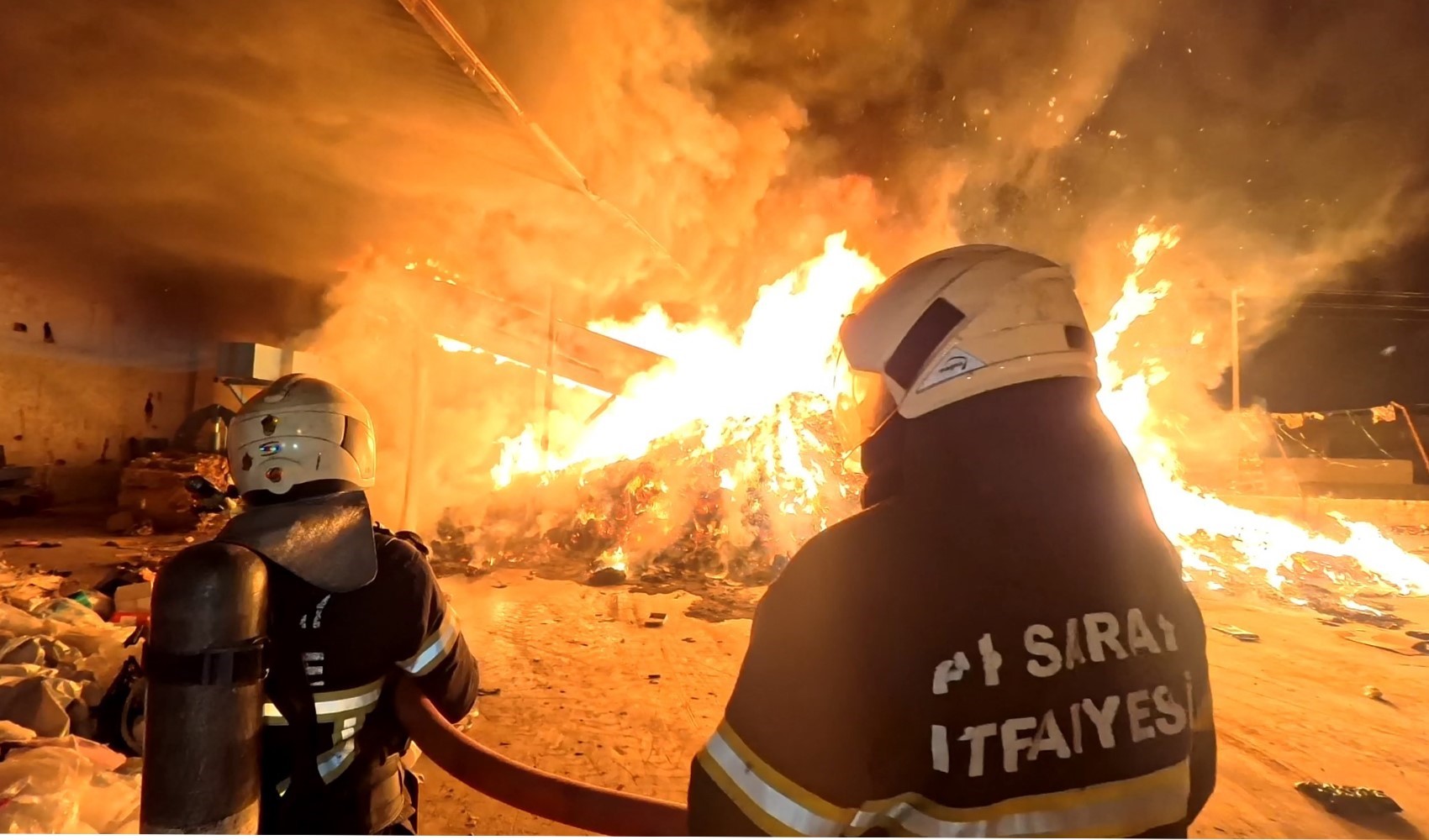 Geri dönüşüm tesisi alev alev yandı