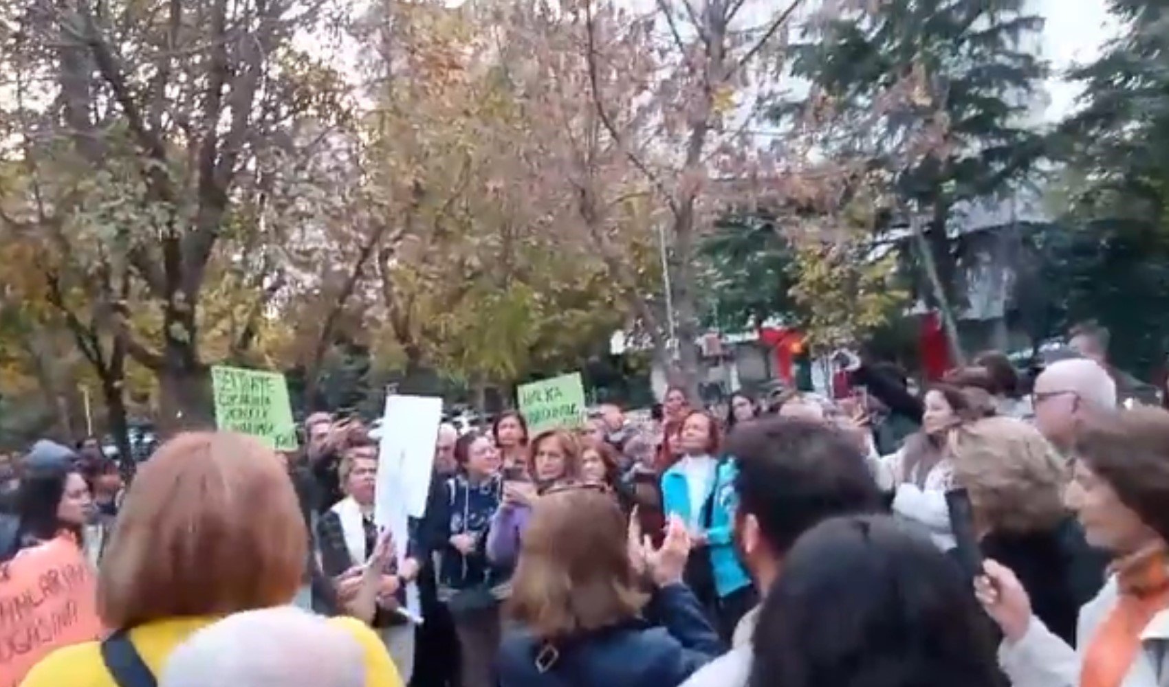 Kadıköy'de ağaç kesimine yurttaşlardan büyük tepki