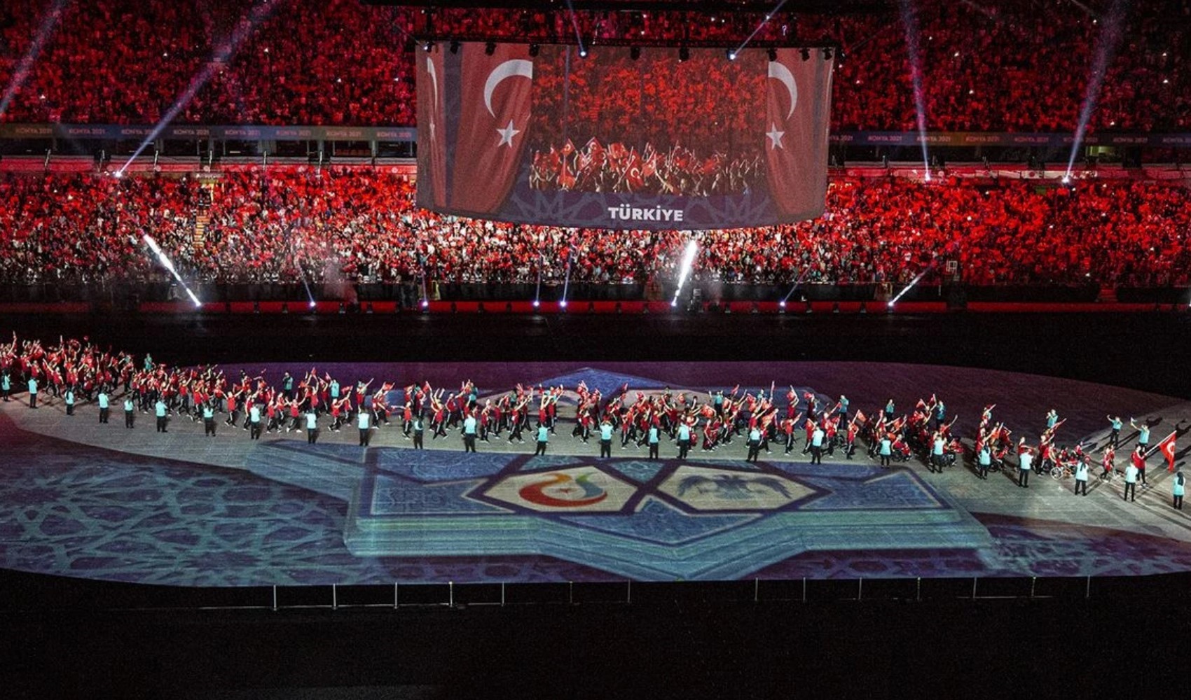 Yeni Akit şimdi de kadın sporcuları hedef aldı