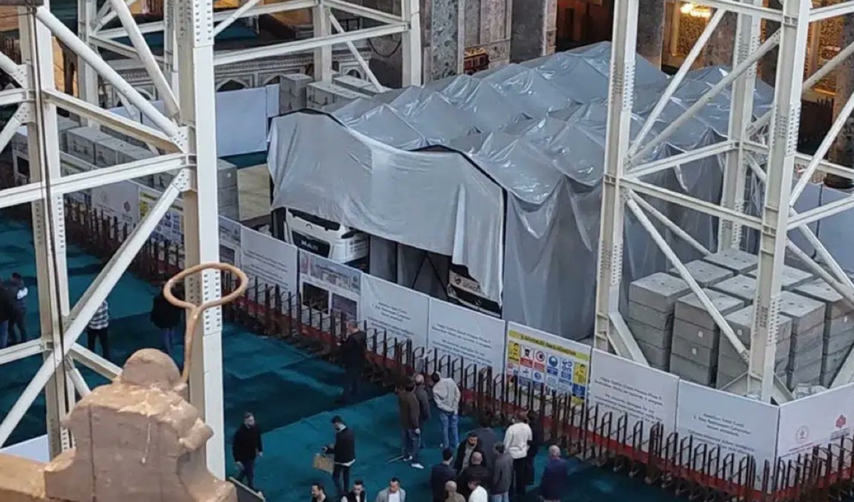 Ayasofya'da restorasyon skandalı: 1500 yıllık yapıya kamyonlar sokuldu