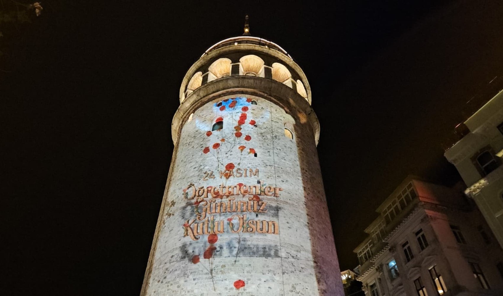 İstanbul'da Öğretmenler Günü Galata Kulesi'ne yansıtılan görsellerle kutlandı
