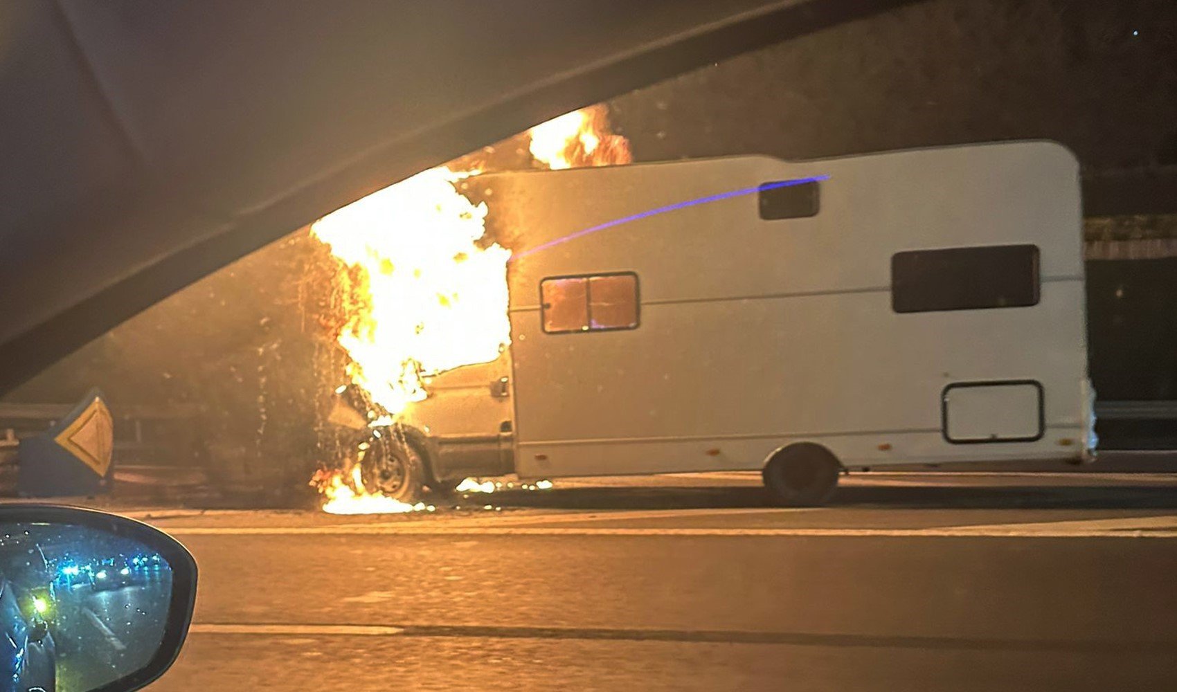 Karavan alevlere teslim oldu