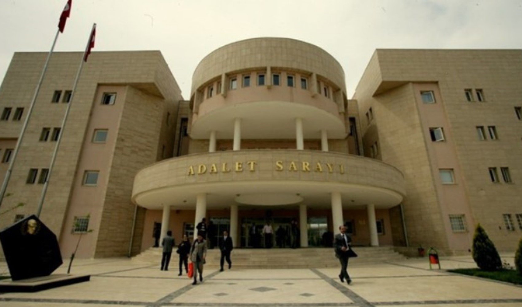 Son Dakika... Şanlıurfa Adliyesinde patlama!