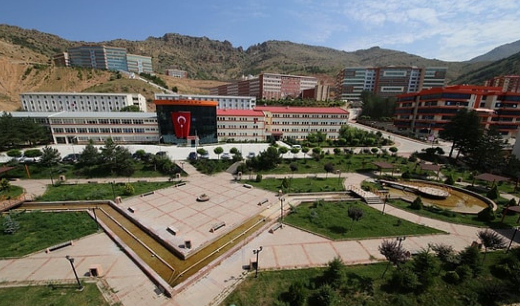 Son Dakika... Üniversitede memur silahla rehin alındı