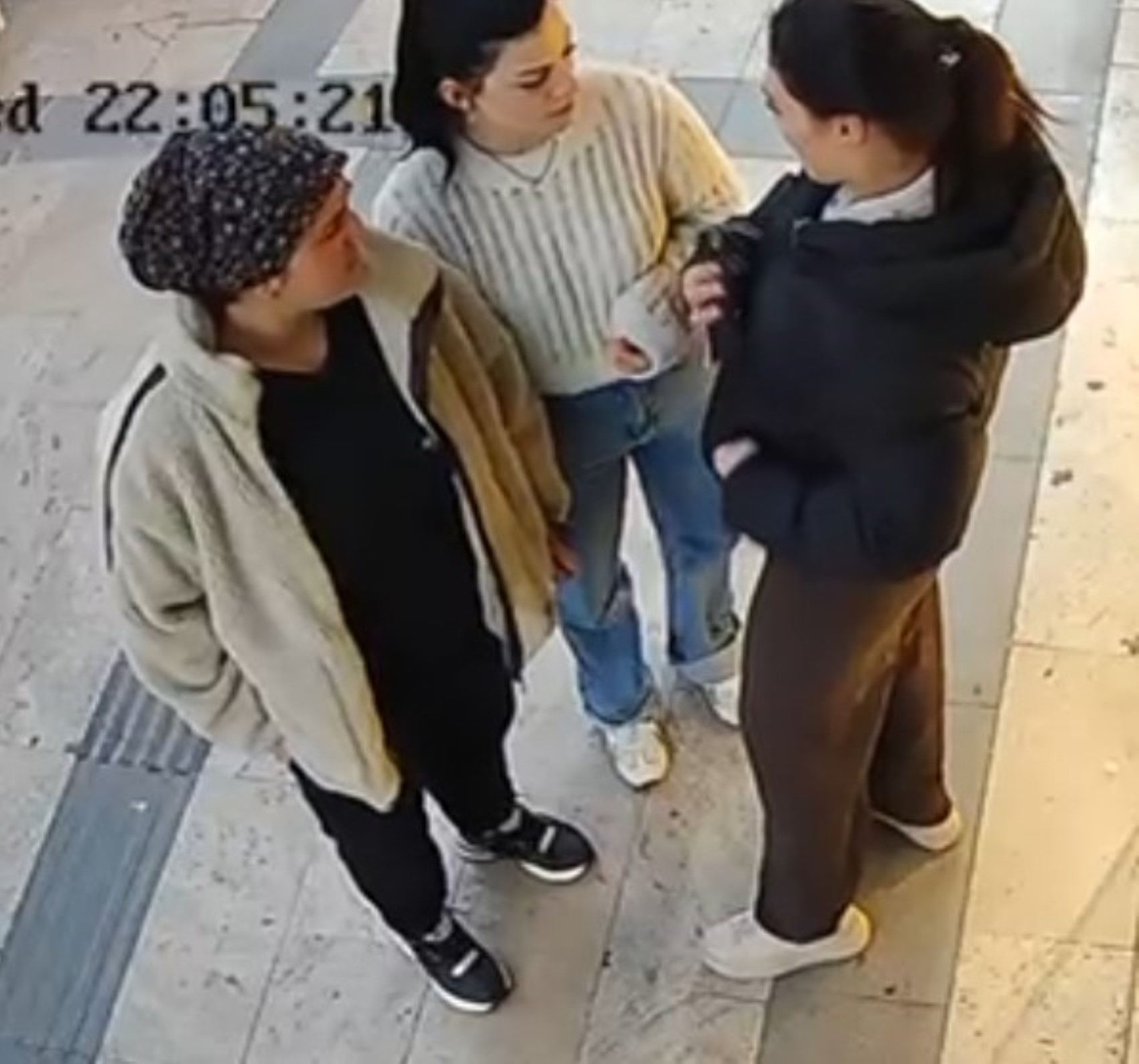 Boşanma aşamasındaki kadın bıçaklı saldırıya uğradı: Esnaflar meyve kasalarıyla kurtardı