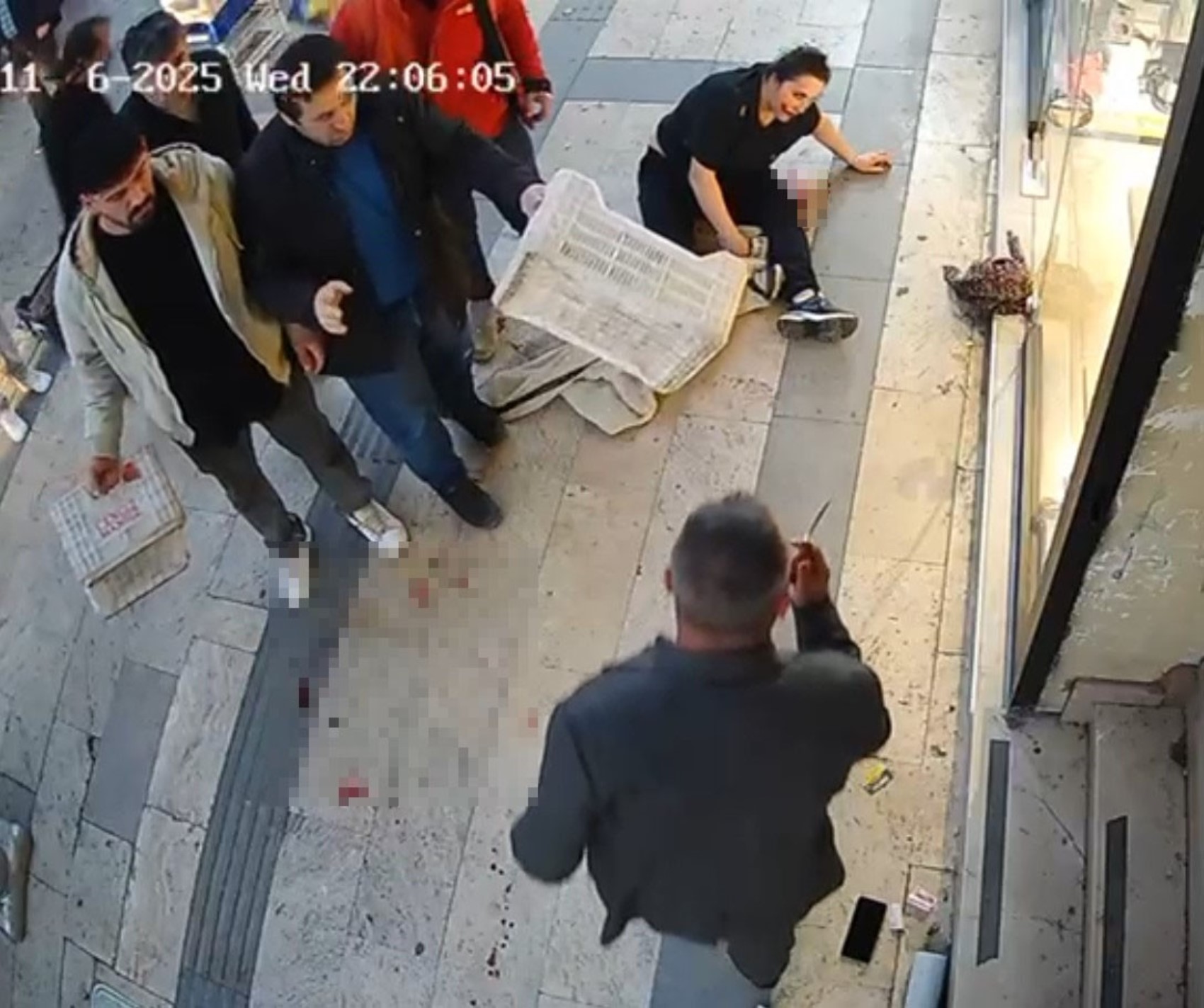 Boşanma aşamasındaki kadın bıçaklı saldırıya uğradı: Esnaflar meyve kasalarıyla kurtardı