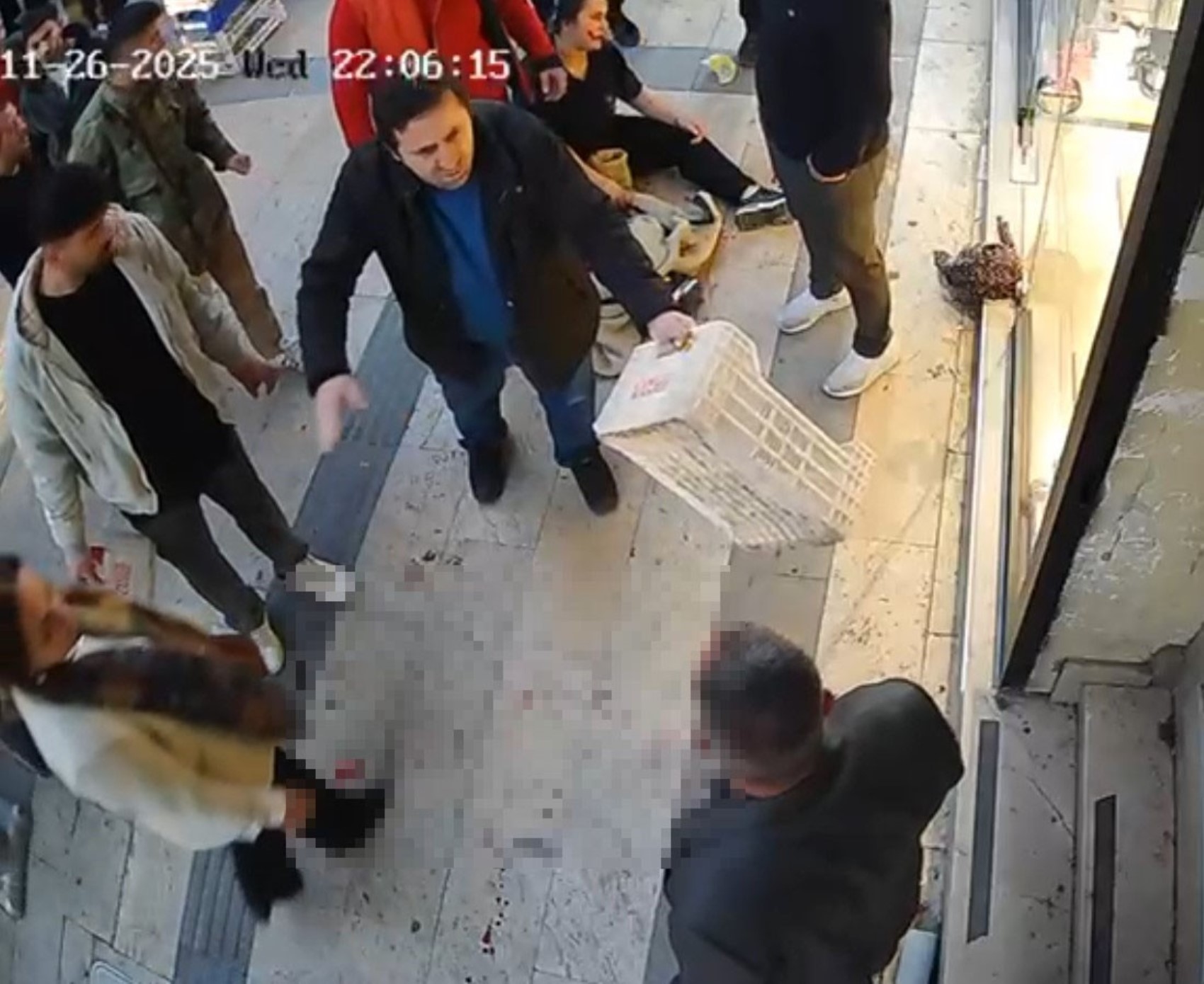 Boşanma aşamasındaki kadın bıçaklı saldırıya uğradı: Esnaflar meyve kasalarıyla kurtardı