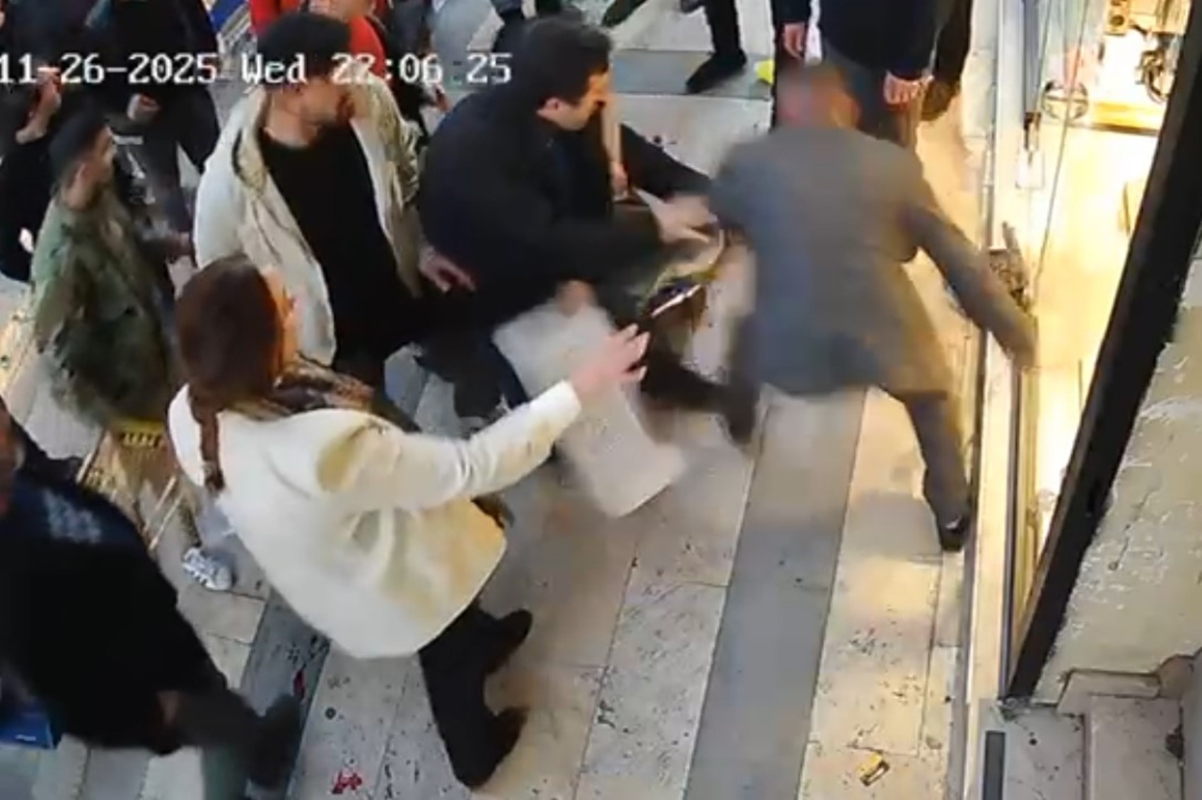 Boşanma aşamasındaki kadın bıçaklı saldırıya uğradı: Esnaflar meyve kasalarıyla kurtardı