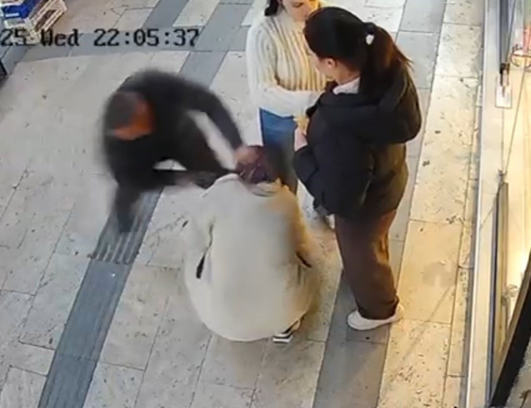 Boşanma aşamasındaki kadın bıçaklı saldırıya uğradı: Esnaflar meyve kasalarıyla kurtardı