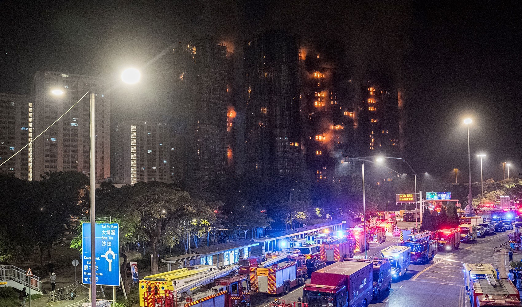 Gökdelen yangınında bilanço ağırlaşıyor: Hong Kong'daki faciada can kaybı artıyor, 279 kişi hala kayıp
