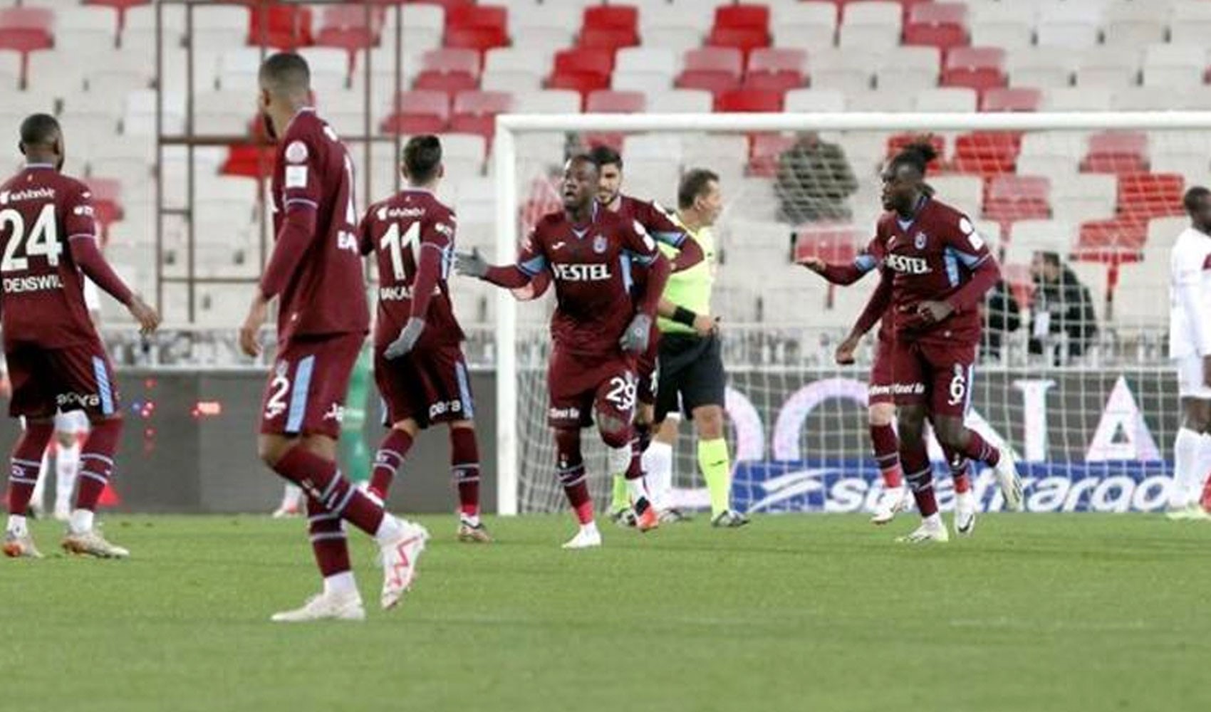 Trabzonspor’un eski yıldızı yetişkin film oyuncusuyla evleniyor! Uğruna ailesini terk etti…