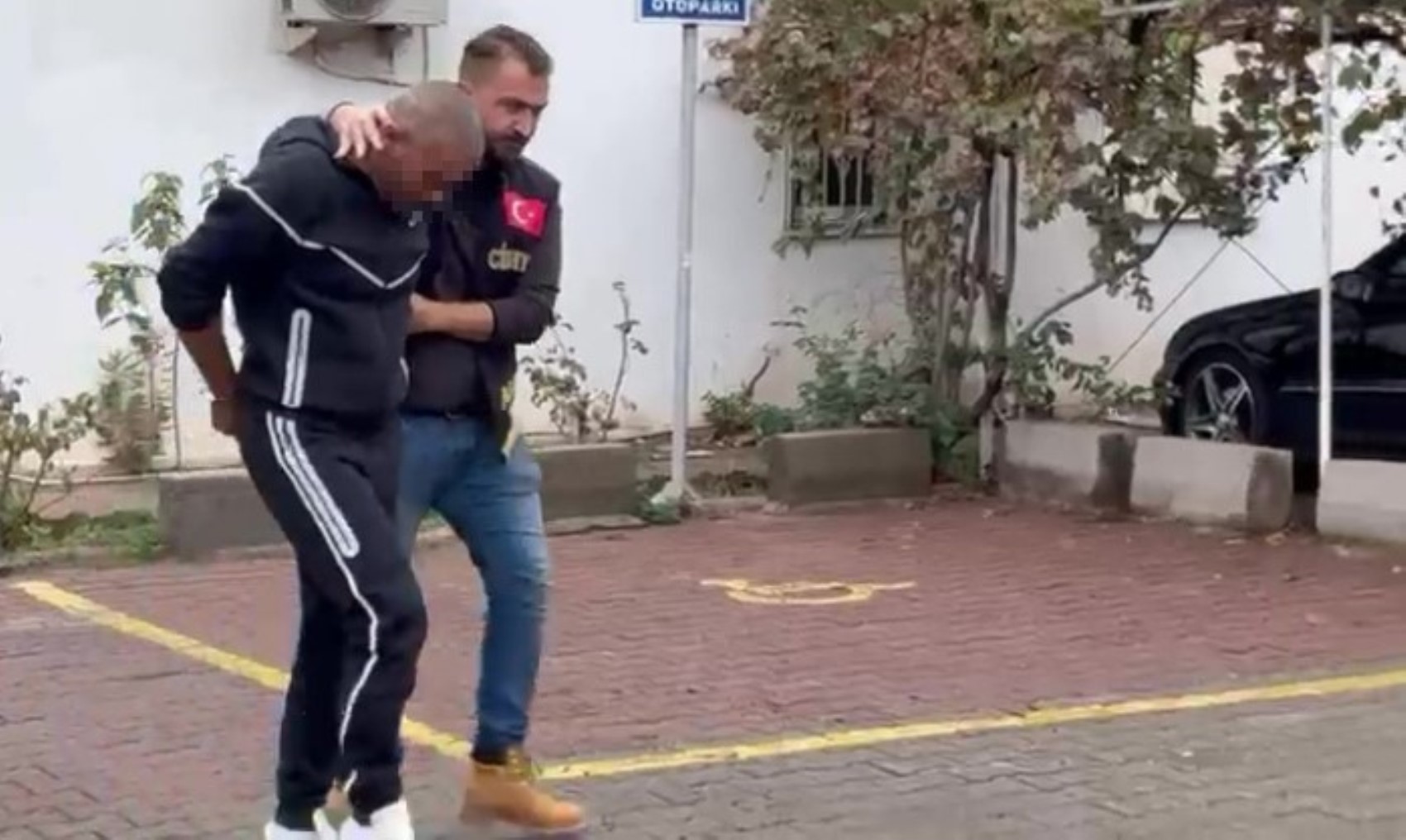 Barışmak için buluştuğu kuzenini öldürdüğü anın görüntüleri: Şarjörü değiştirip geri dönmüş