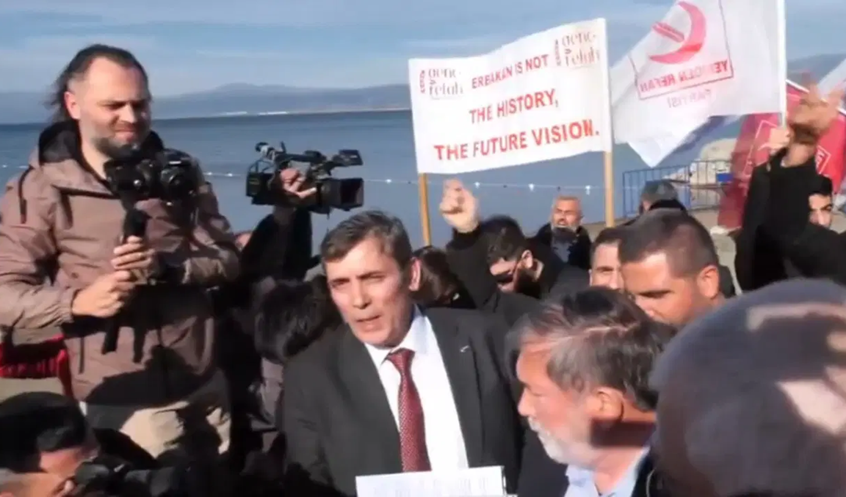 Yeniden Refah'tan Papa portestosu: 'Atatürk izin vermemiştir'