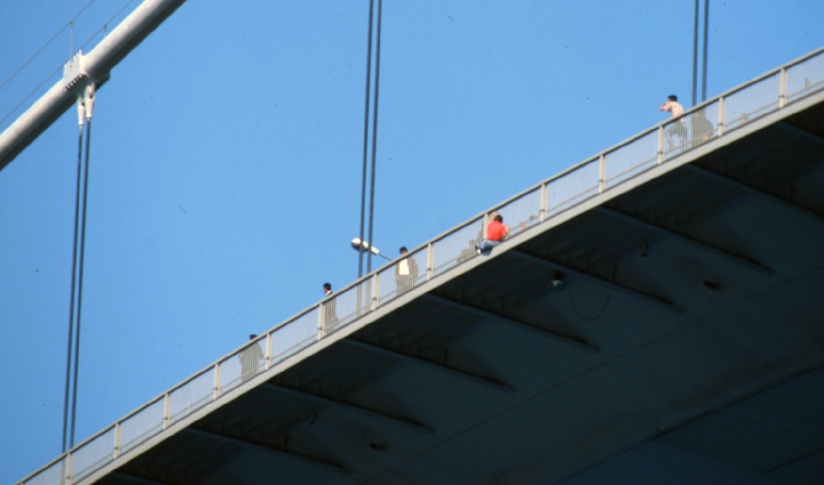 Ehliyetine el konuldu, köprüden atlayarak hayatına son verdi