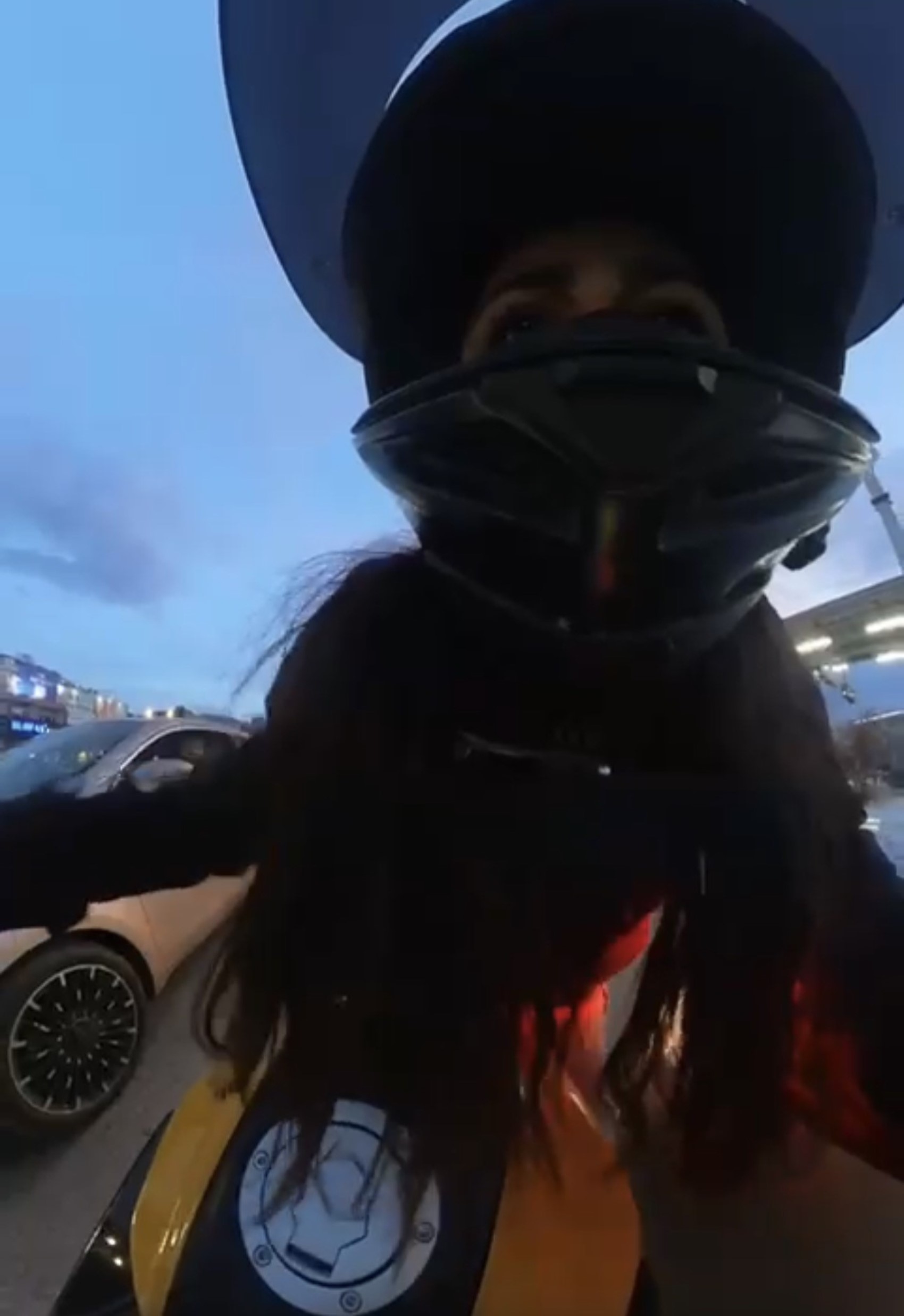 Kadın sürücüler arasında yol verme kavgası