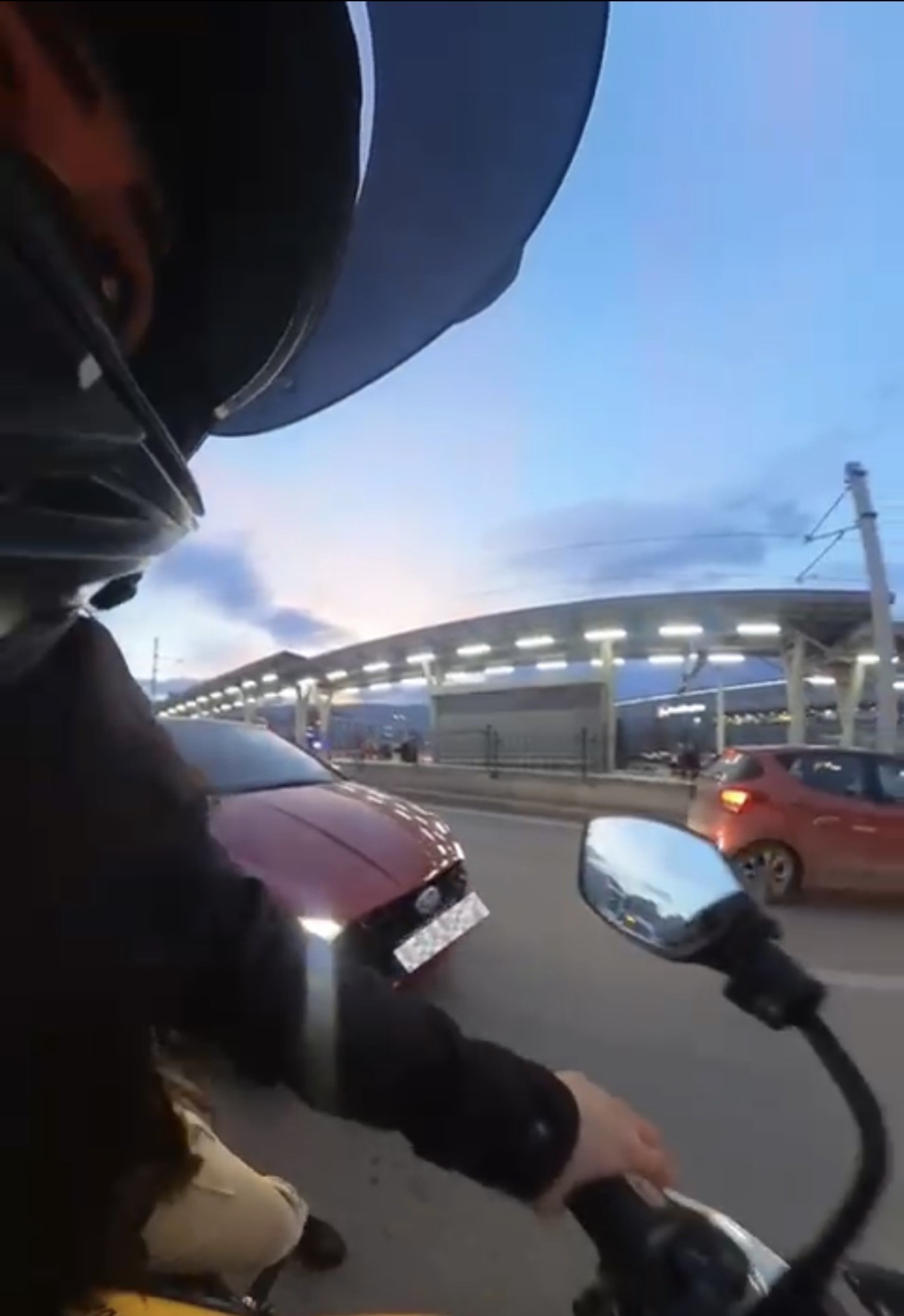 Kadın sürücüler arasında yol verme kavgası