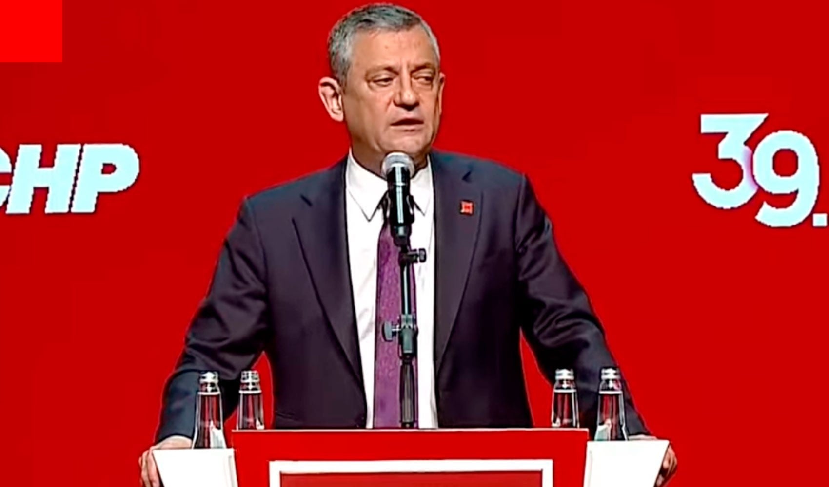 Özgür Özel'den tarihi konuşma: 'Teslim olmayanlar, direnenler burada!'