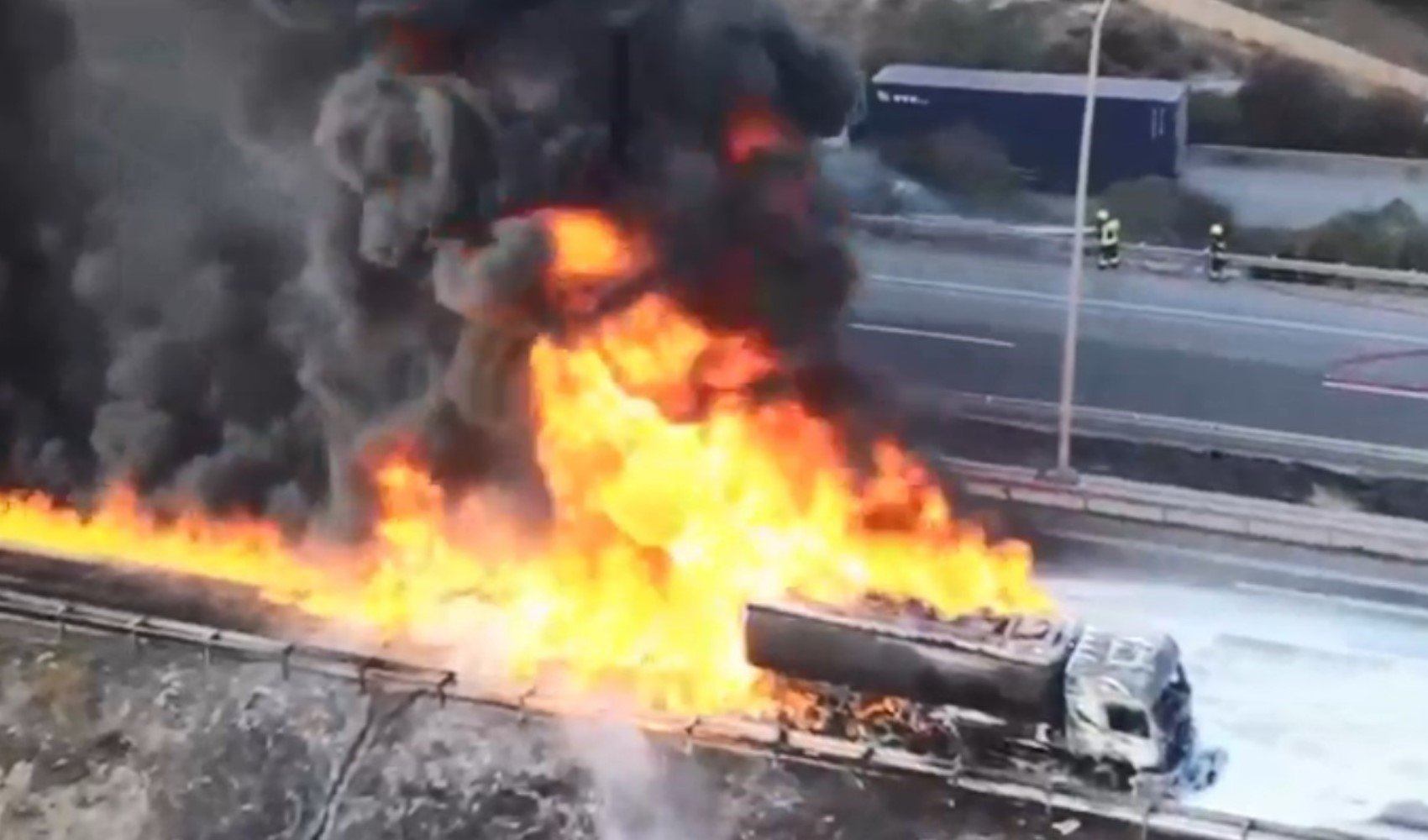 Mersin-Adana Otoyolu'nda akaryakıt yüklü tanker alevlere teslim oldu