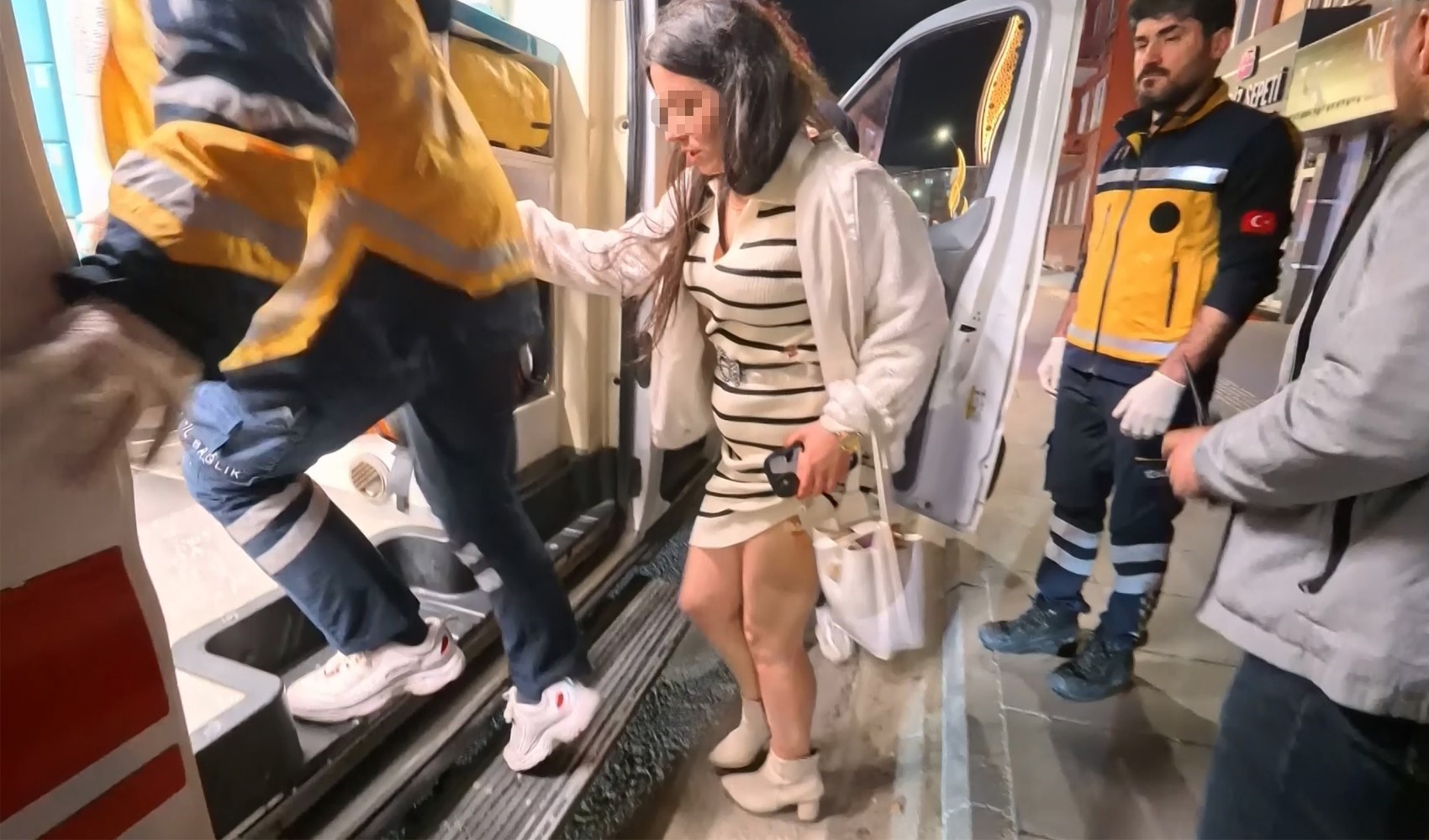 Erkek arkadaşının görüştüğü kadını bıçakladı