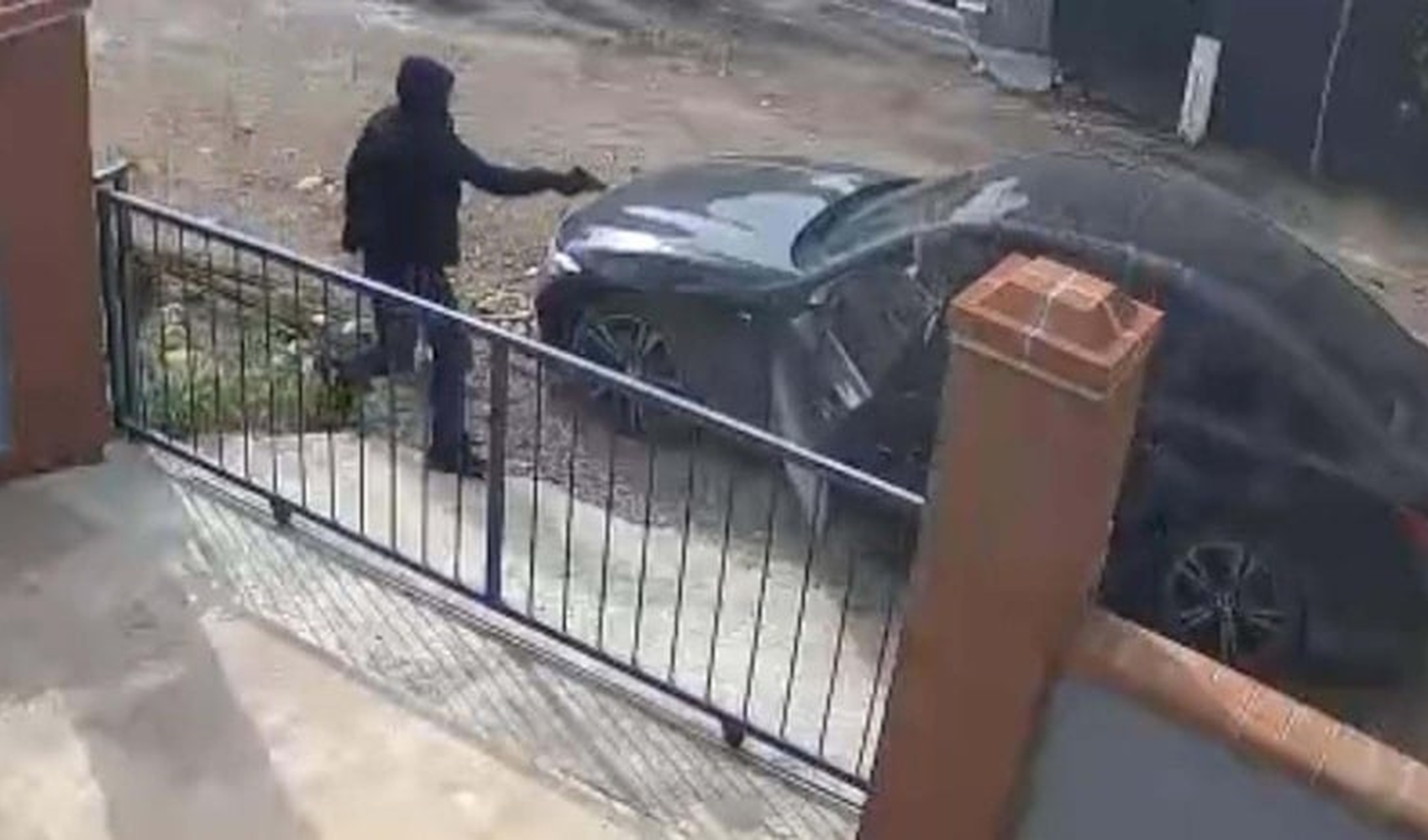 İzmir'de iş insanına evinin önünde silahlı saldırı