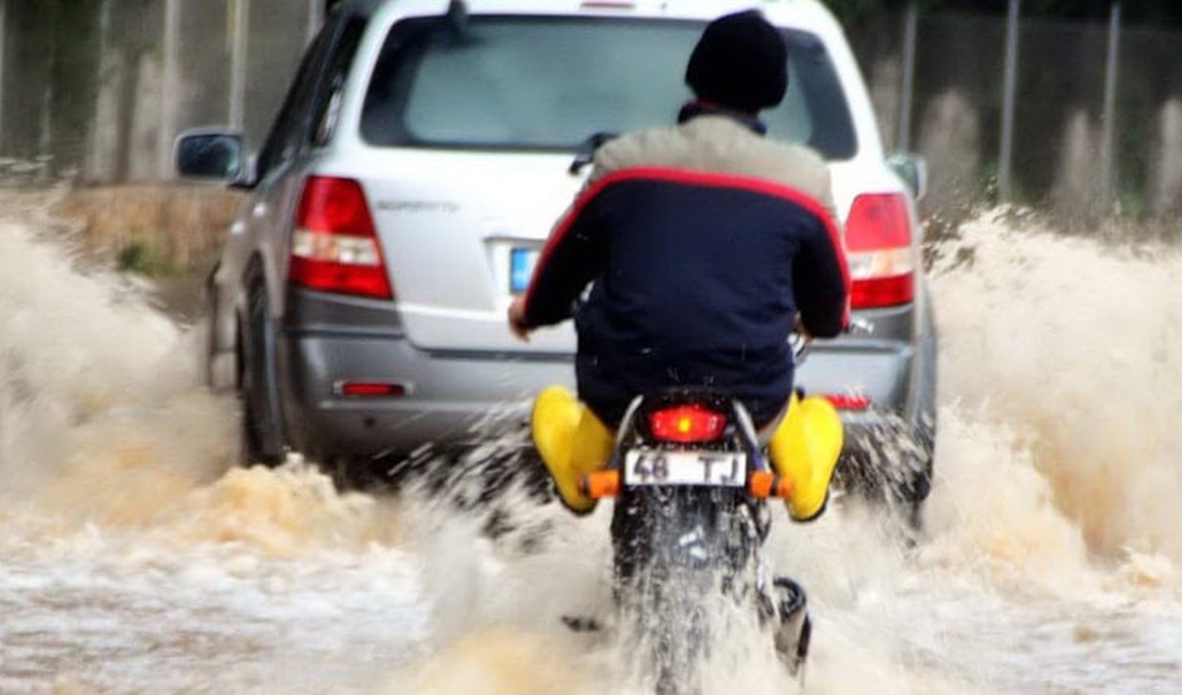 Bodrum'da fırtına ve sağanak yağış hayatı olumsuz etkiledi