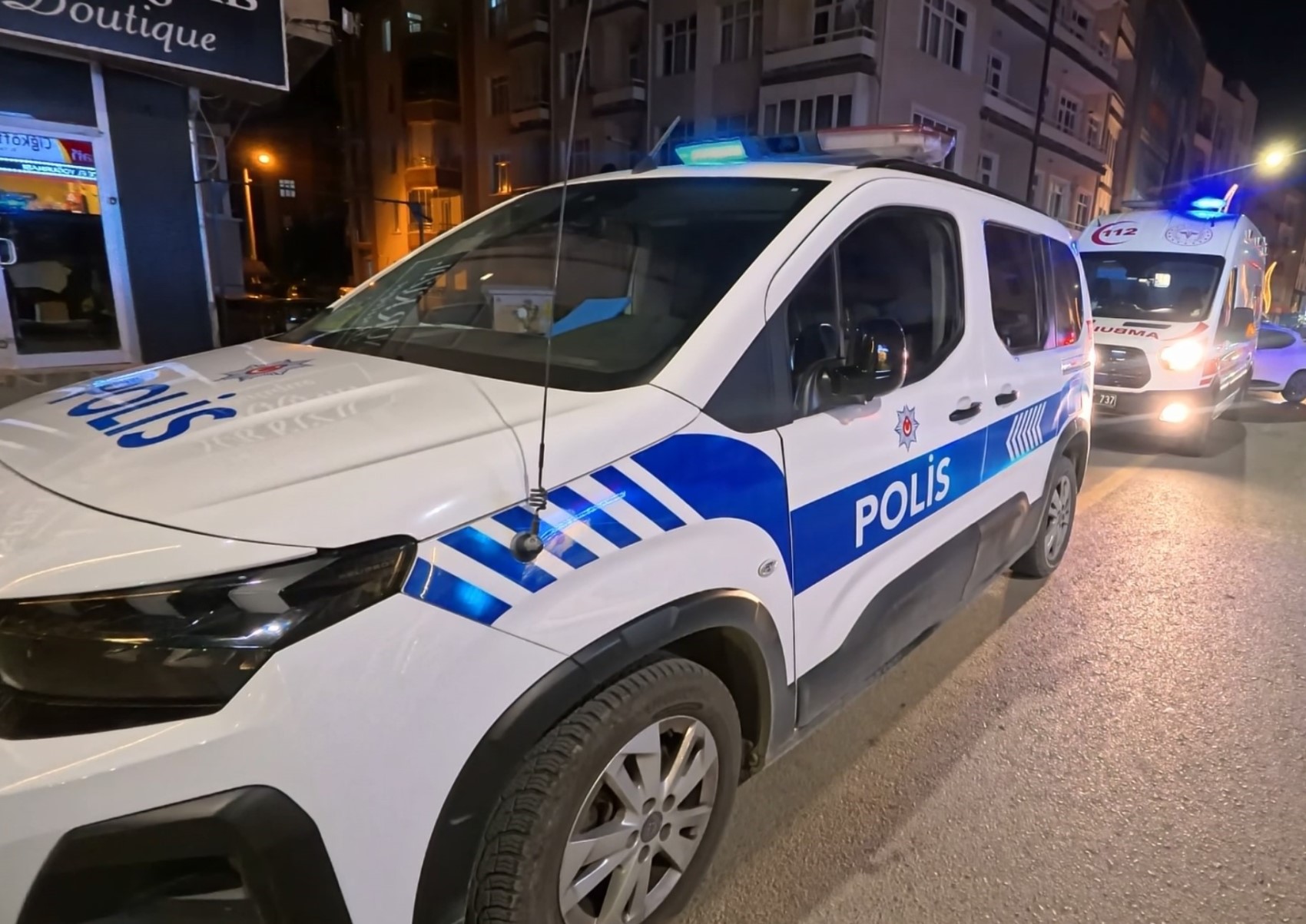 Erkek arkadaşının görüştüğü kadını bıçakladı