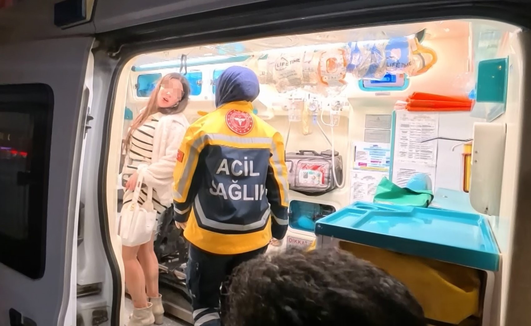 Erkek arkadaşının görüştüğü kadını bıçakladı