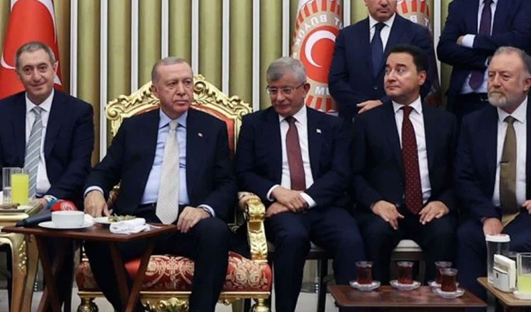 Davutoğlu ve Babacan AKP'de kriz yarattı! İşte kulislerde konuşulanlar...