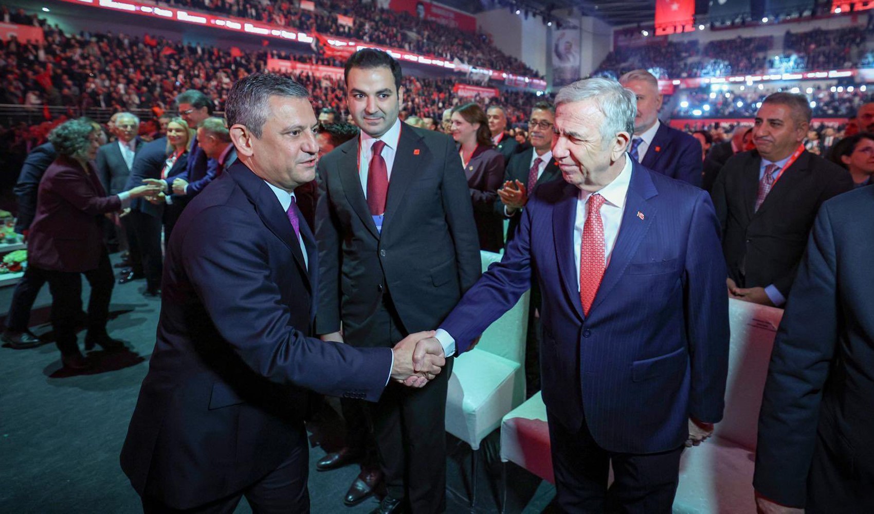 Kurultayda yeniden CHP Genel Başkanı Özgür Özel'e tebrik mesajları