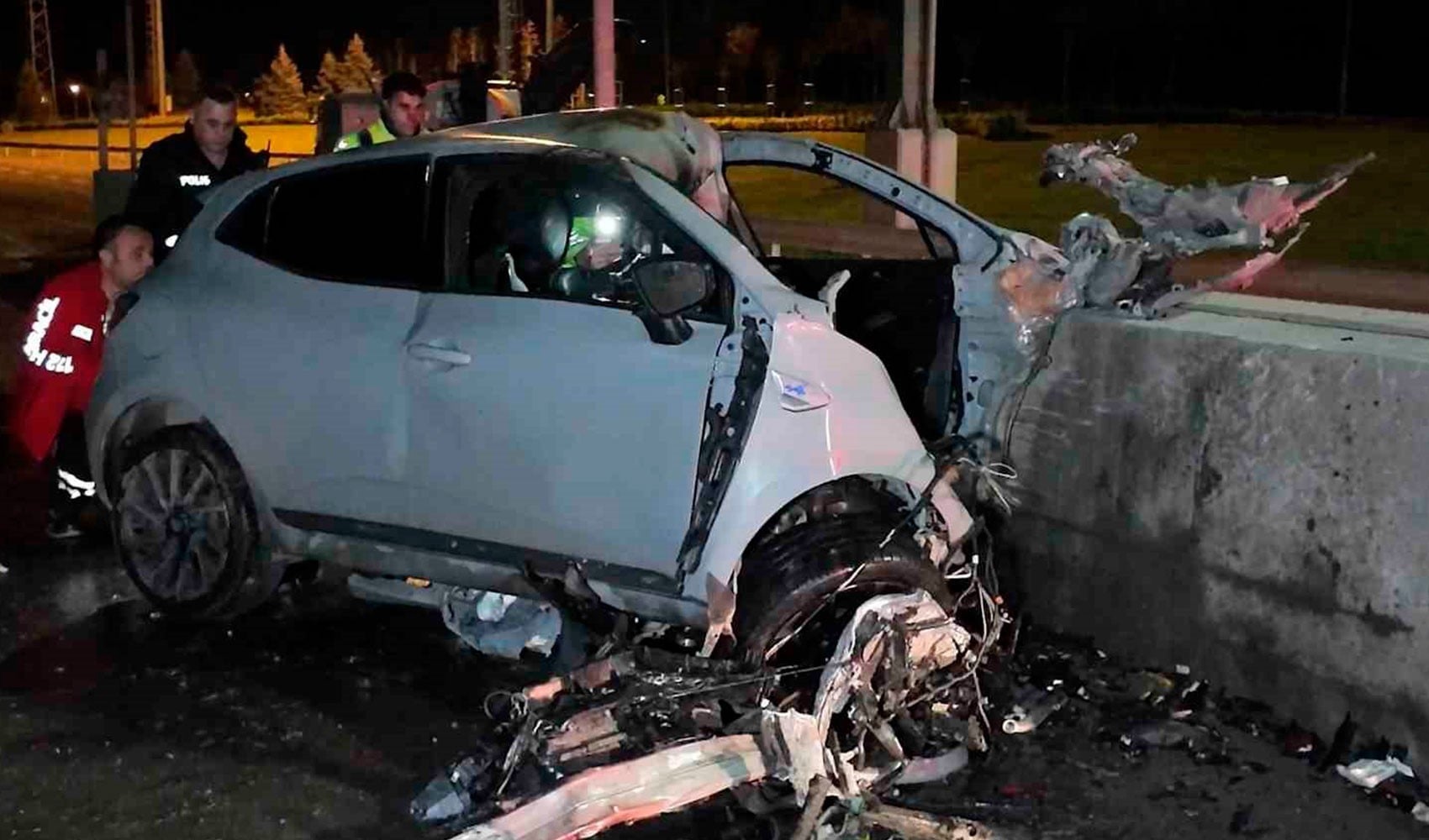 Tuzla'da feci kaza: Kontrolden çıkan araç gişelere saplandı