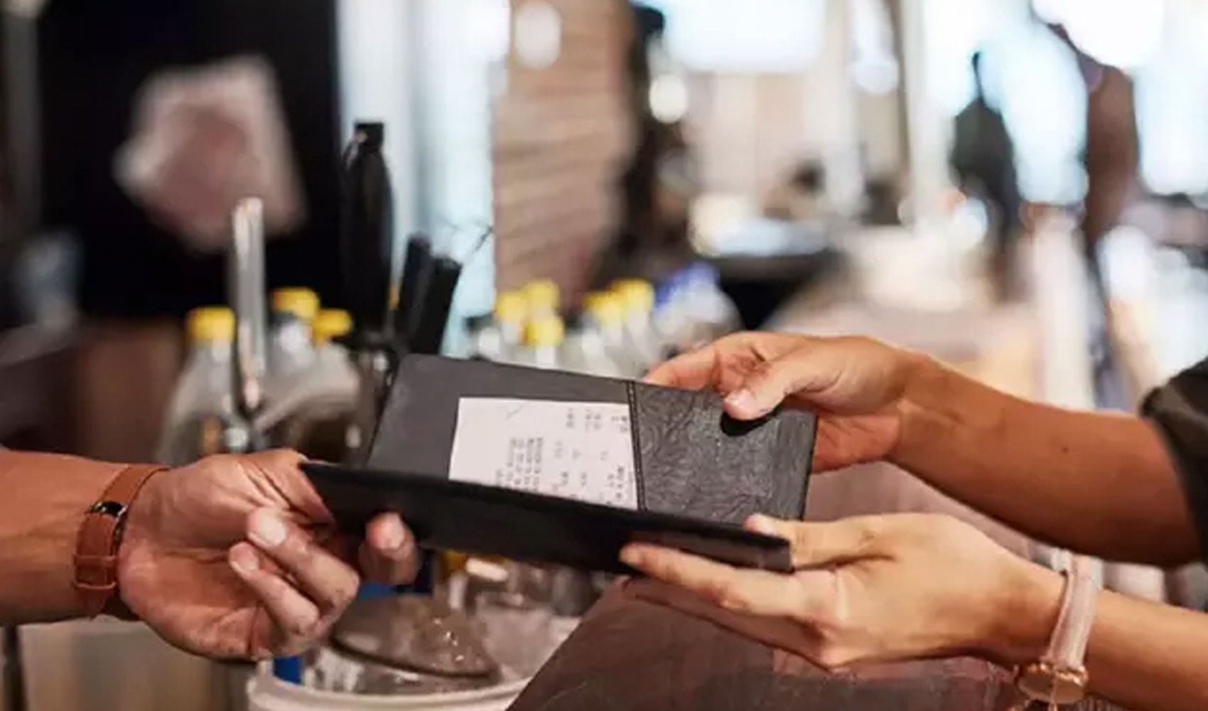 Kafe ve restoranlarda zorunlu servis ücretleri kaldırılıyor