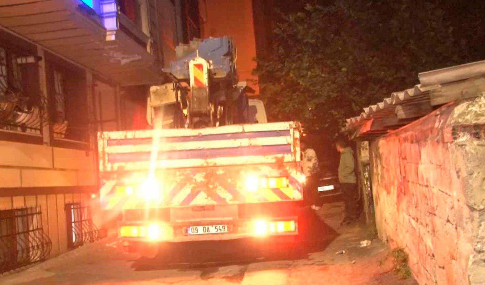 Eyüpsultan’da vinç dehşeti: Binalar hasar gördü, otomobiller kullanılamaz hale geldi