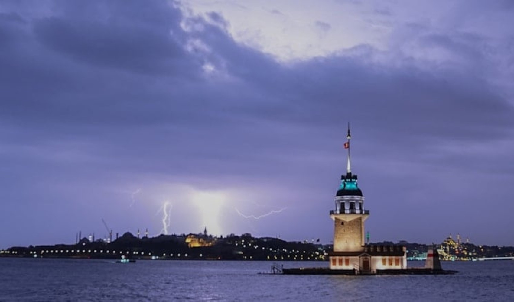 Meteoroloji'den İstanbul dahil çok sayıda kente gök gürültülü sağanak uyarısı! İşte il il 4 Kasım Salı hava durumu...