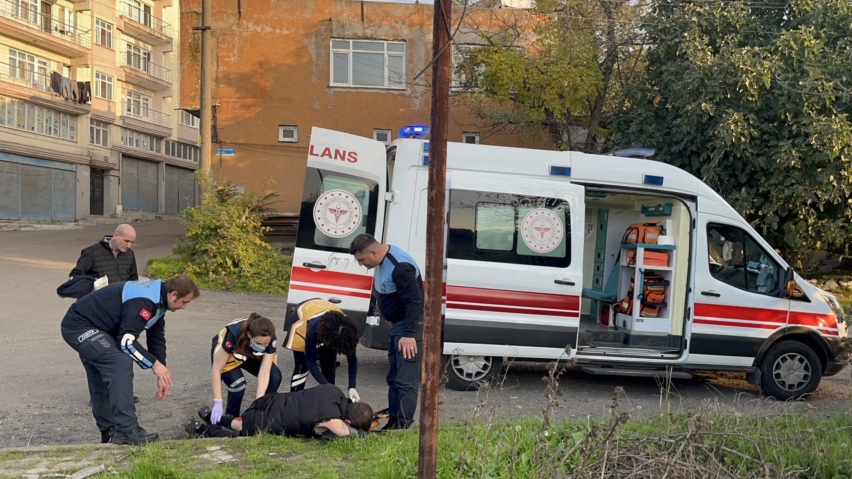 Montunu vermediği için kalçasından ve sırtından bıçaklandı