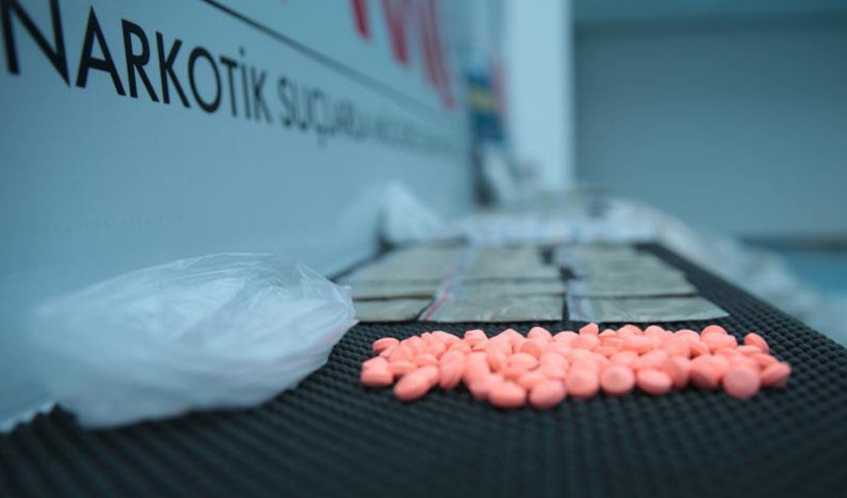 Emekli polis uyuşturucuyla yakalandı: Aracından 5 kilo sentetik madde çıktı