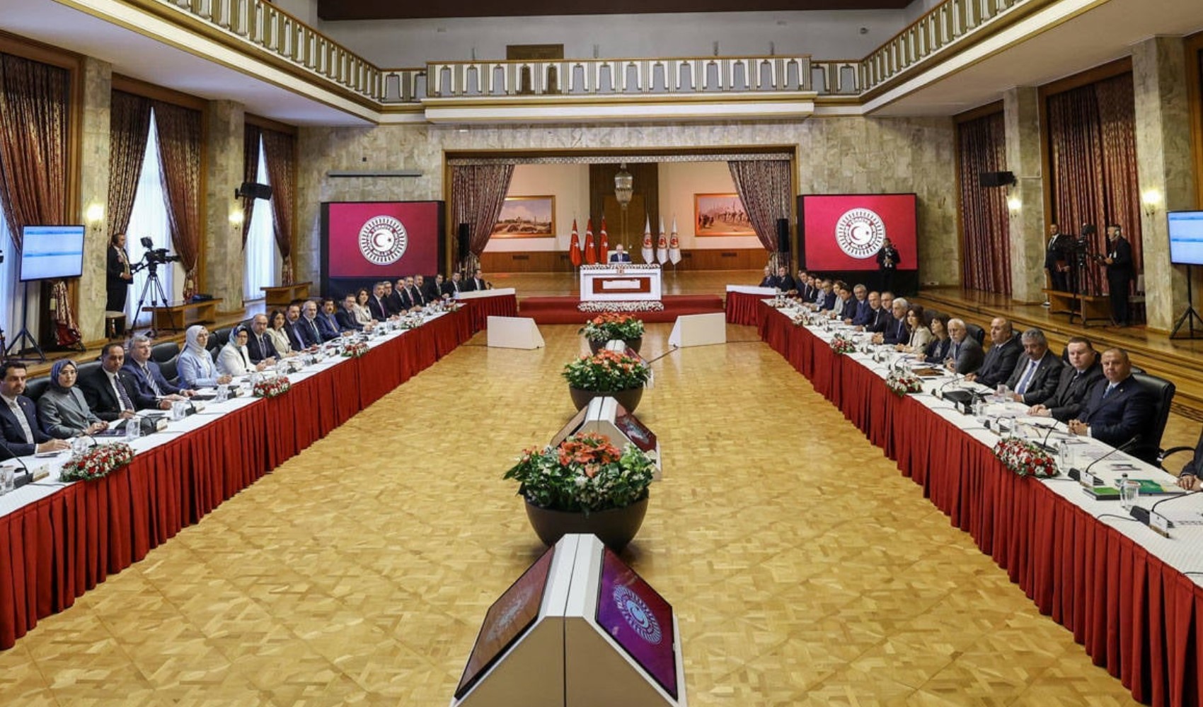 Meclis Komisyonuna İmralı yolu gözüktü: Teröristbaşı Öcalan ile görüşme için tarih verildi