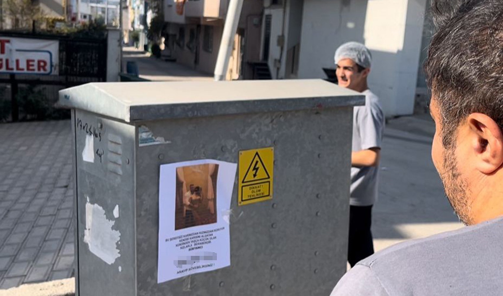 'Kızlarınızı bu adamdan uzak tutun' yazılı afişler ortalığı karıştırdı