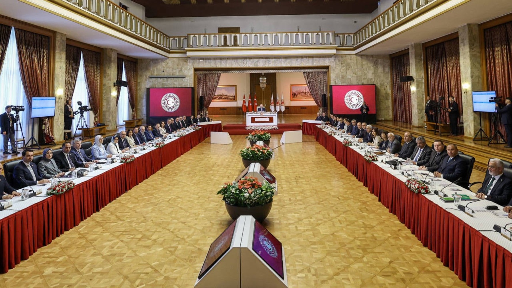 Meclis Komisyonuna İmralı yolu gözüktü: Teröristbaşı Öcalan ile görüşme için tarih verildi