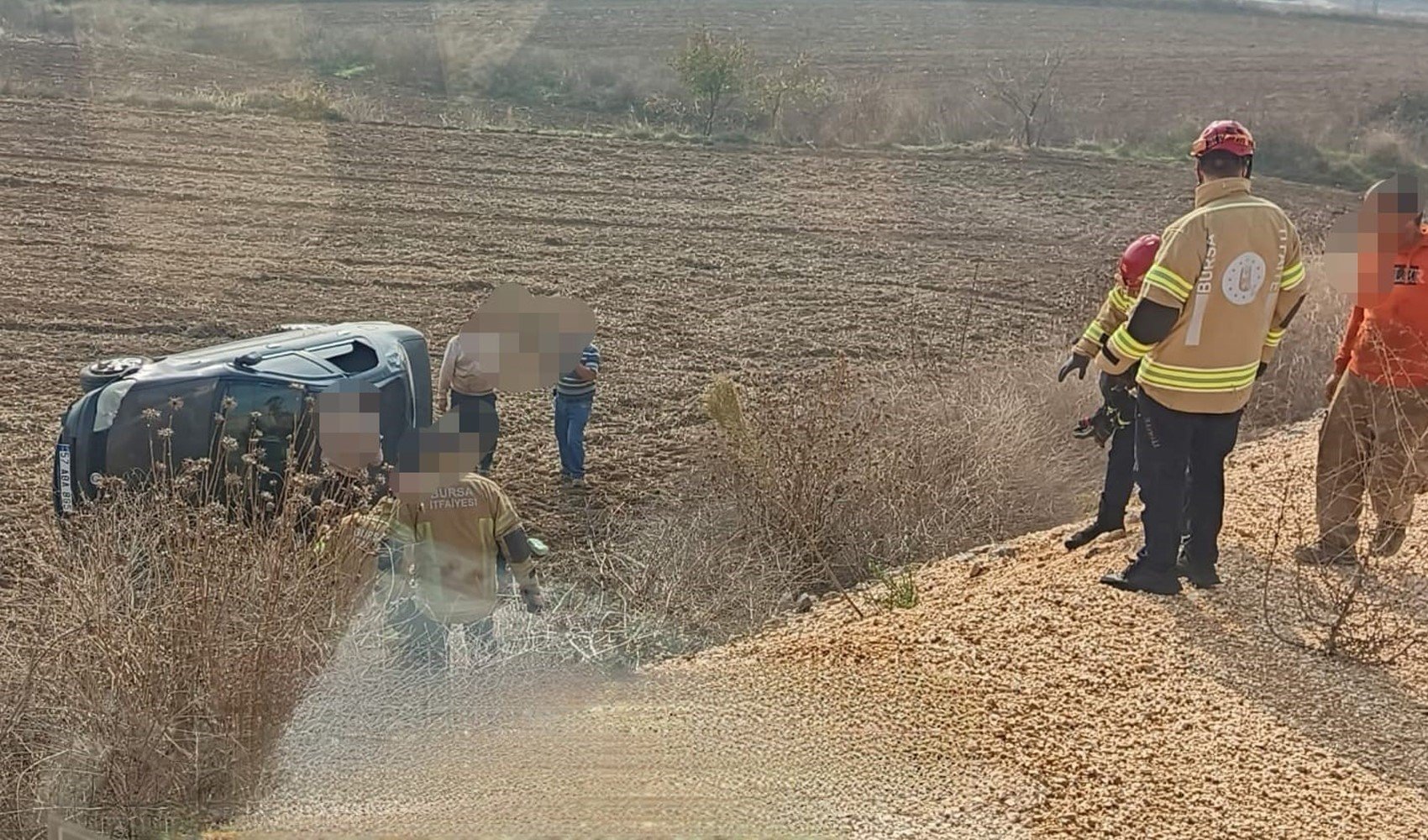 Eşine otomobil kullanmayı öğretirken şarampole uçtular