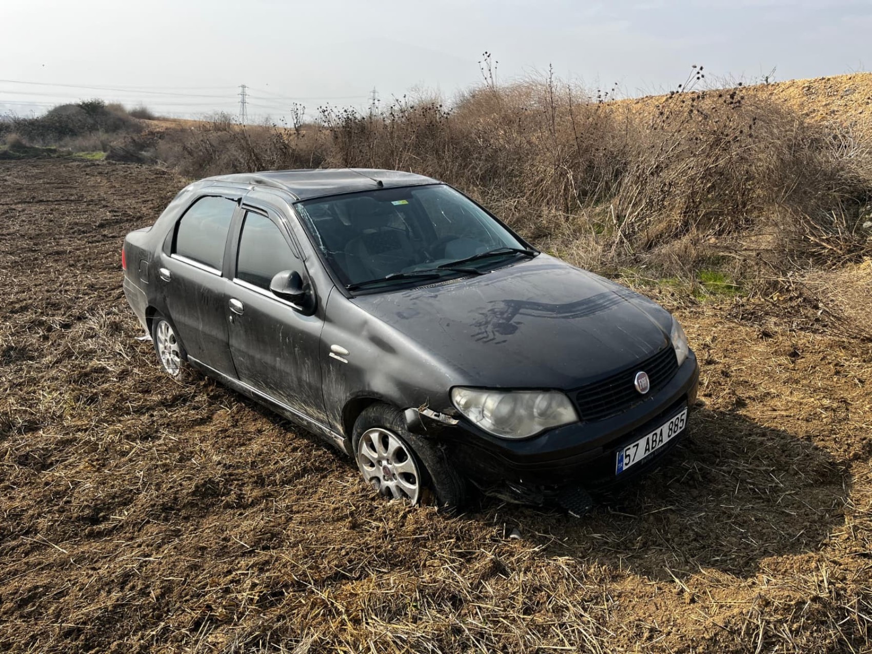 Eşine otomobil kullanmayı öğretirken şarampole uçtular