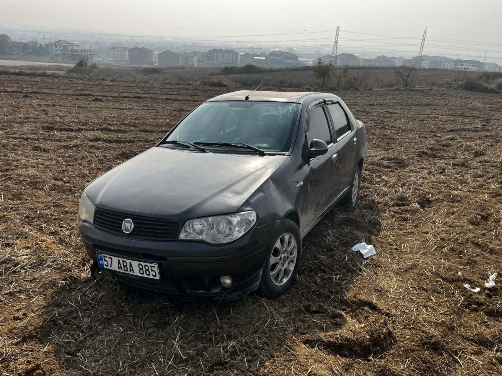 Eşine otomobil kullanmayı öğretirken şarampole uçtular