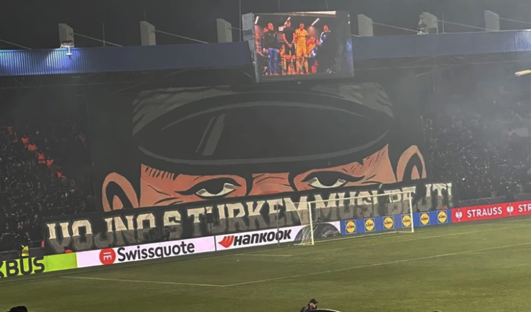 Fenerbahçe maçında 'Türklerle savaşmak gerek' pankartı