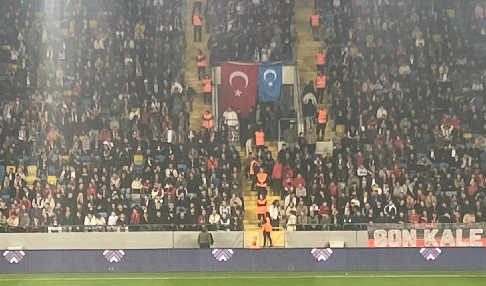 Gençlerbirliği taraftarları tribüne Doğu Türkistan bayrağı astı