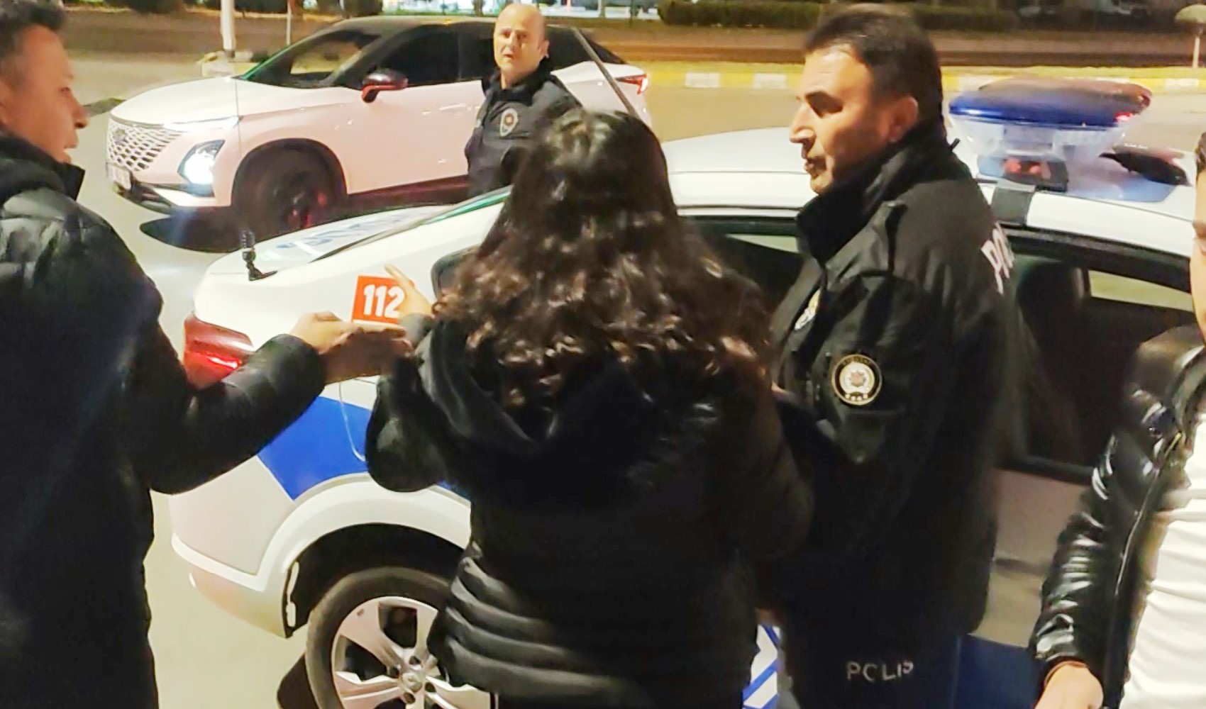 Anne ve baba, avukat kızlarını taksi durağına kilitledi